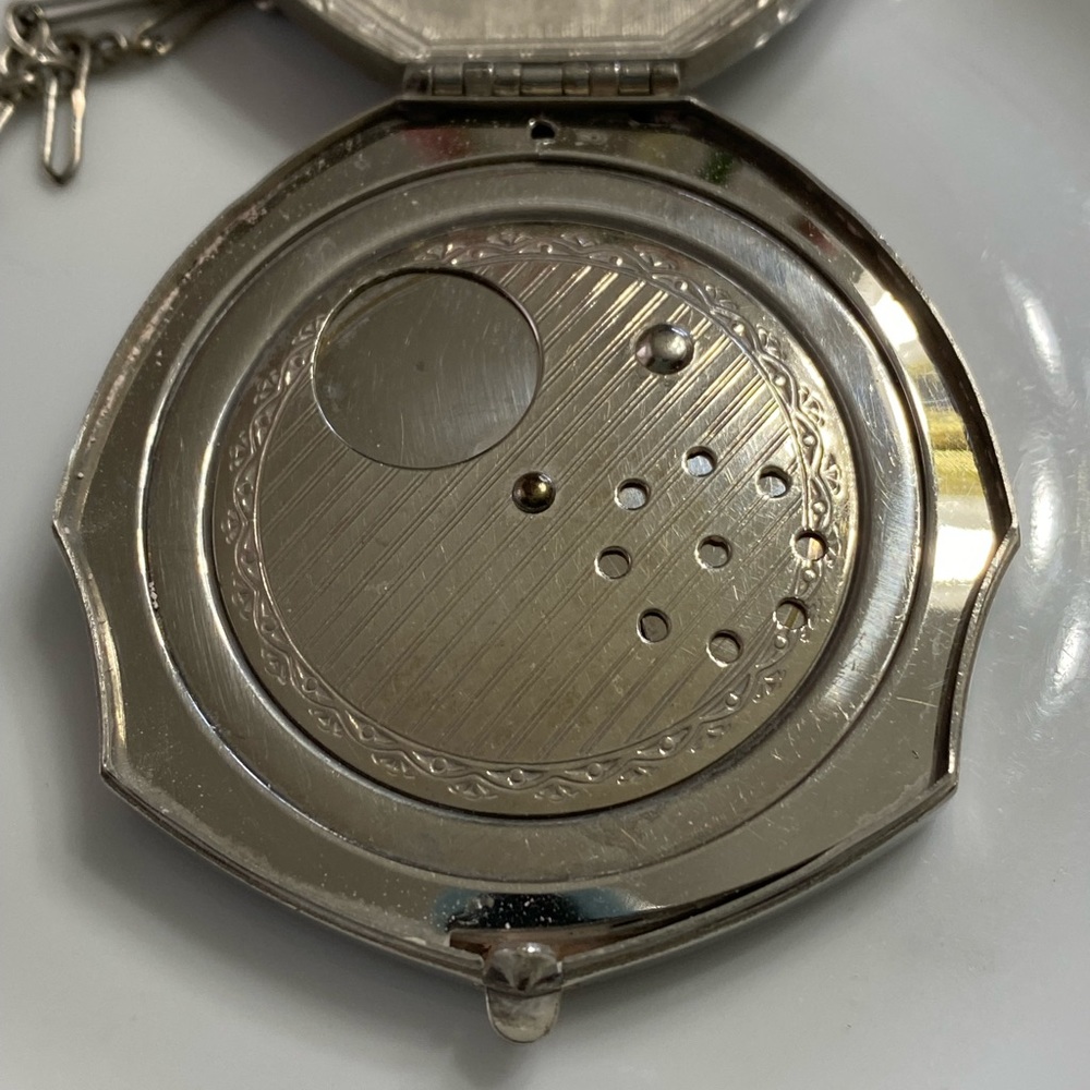 Vintage Art Deco Wristlet Dance Compact (Final Price) - Picture 8 of 13